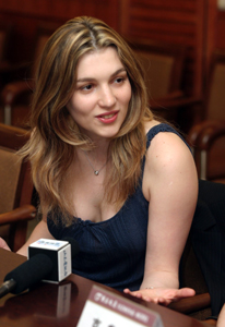 л���״ε��β��г� ������Ů���ֹ���������ǿ