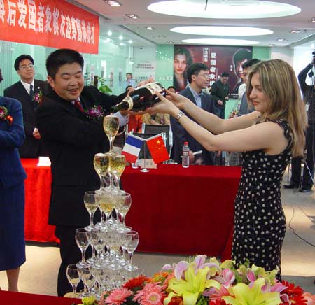 金发美女挑战谢军 中法棋后决战爱国者象棋(图)