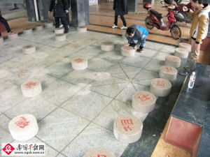 南宁某小区现巨型石象棋 下一盘棋等于跑几公里