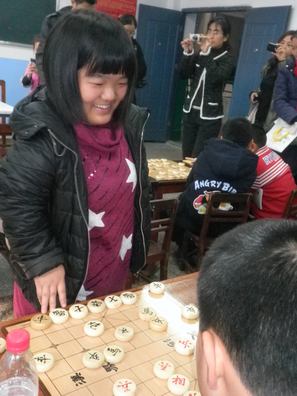 女子大师左文静在攀枝花市少年宫棋院表演车轮战  女子大师左文静与小