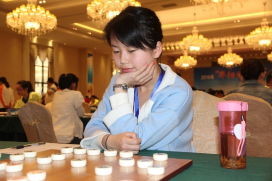 美女正在下象棋  c118c2a1c6423d6dcae189d6a0e25fce (1).jpg